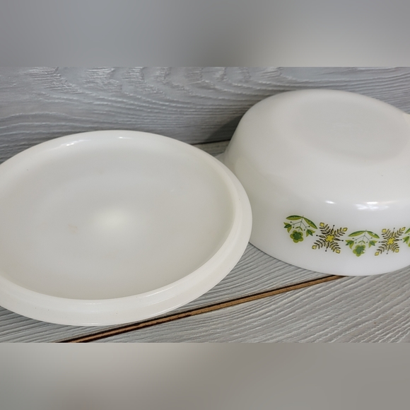 Vintage Anchor Hocking Fire King Green Meadows Round Casserole 1 Quart with Lid - Picture 8 of 9